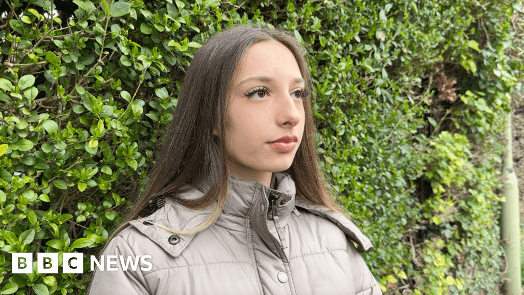 Why Are Weekend Jobs for Teenagers Becoming 'Impossible' to Find in Australia?